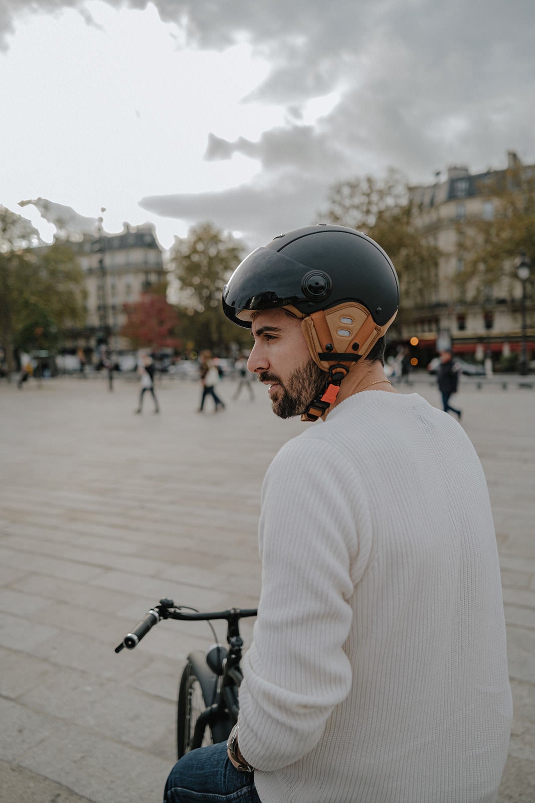 Casque Vélo Urbain Mârkö Helmet Tandem Noir porté par un homme sur un vélo